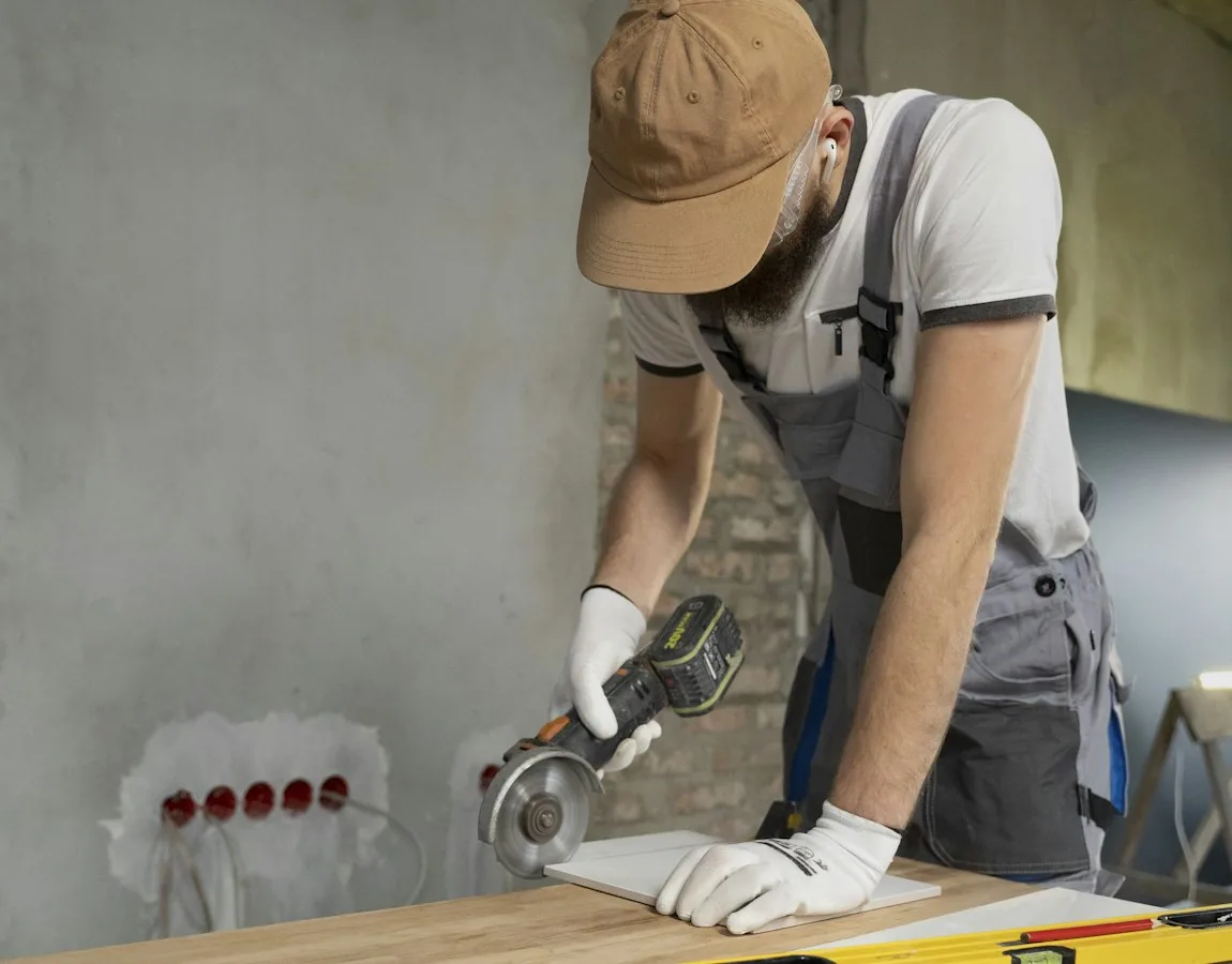 Profesional cortando azulejos para una reforma de baño