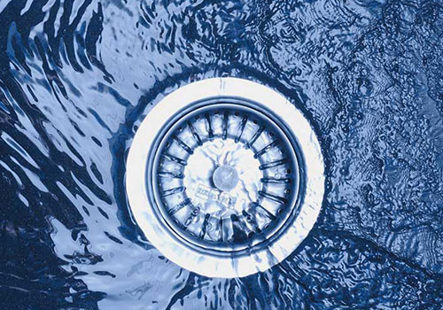 Fregadero corriendo.