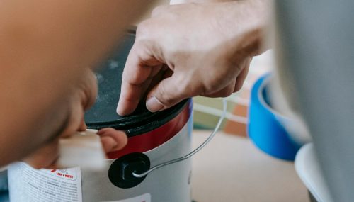 persona abriendo caja de pintura