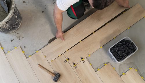 Persona instalando suelo.