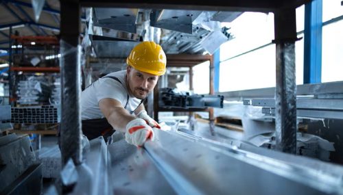 trabajador-fabrica-que-trabaja-almacen-que-maneja-material-metalico-produccion_342744-213